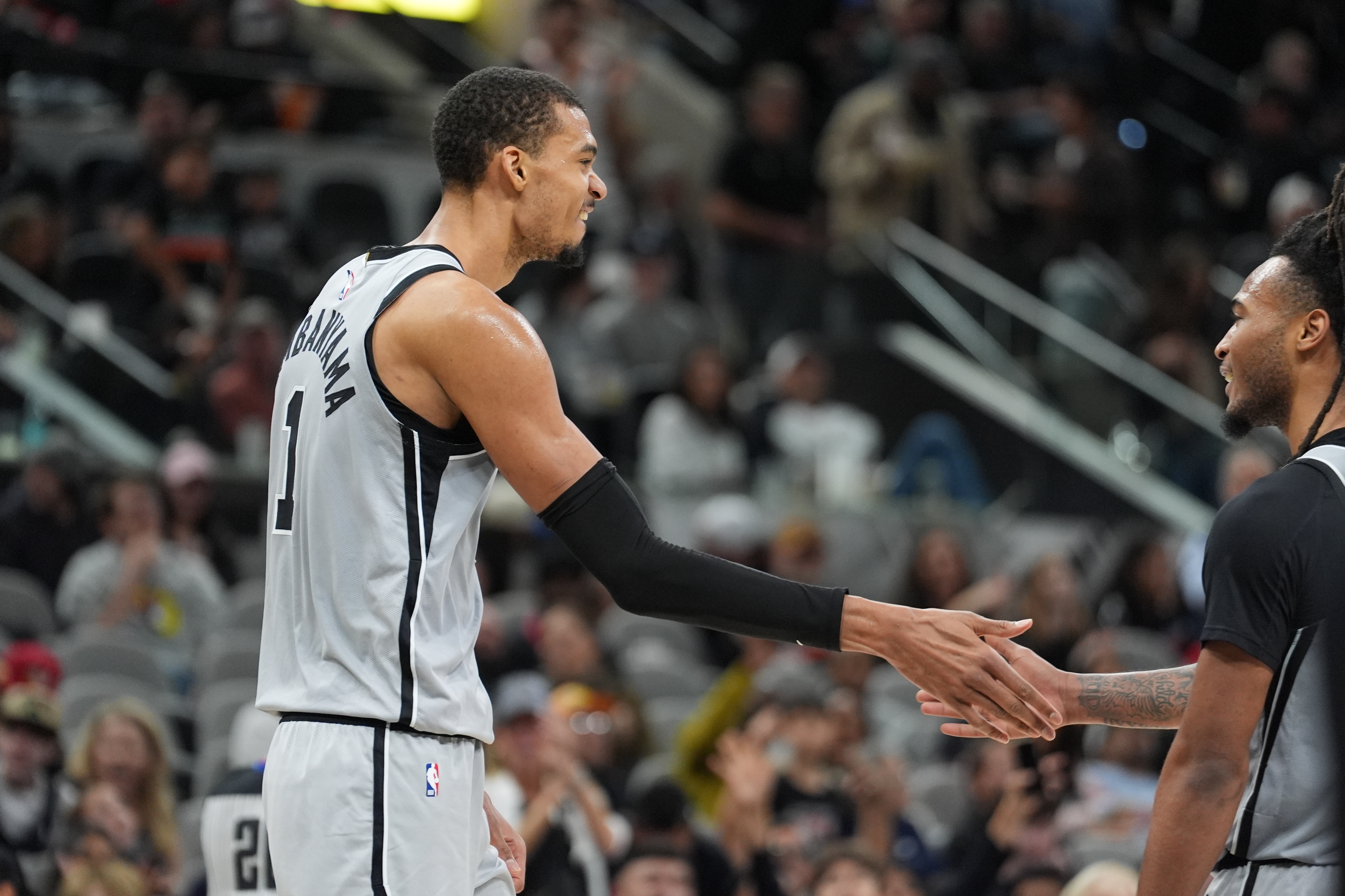 178体育-米奇：文班移动&amp;防守站位都很好 他看起来状态很不错